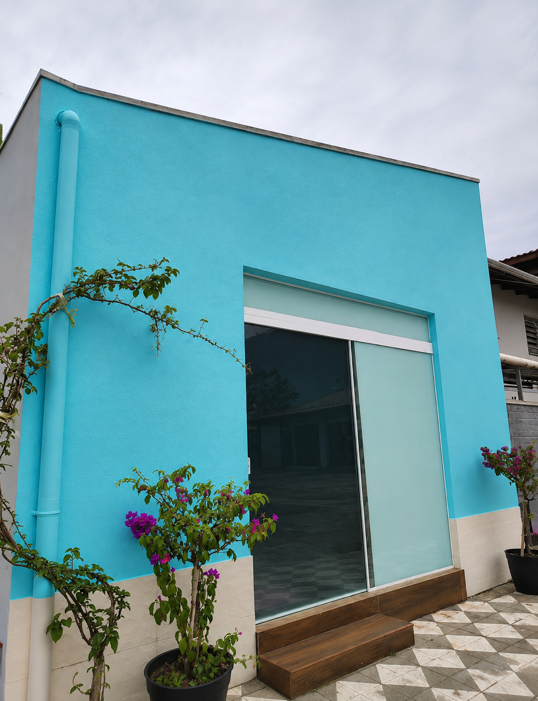 Fachada do Mahalo Spa na Rua Amazonas, bairro Garcia, Blumenau